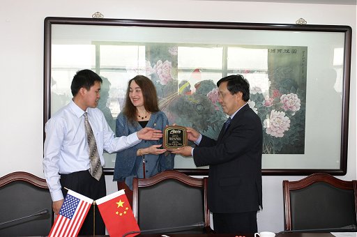 Mayor Sue Greenwald presents City of Davis plaque to sister City of Wuxi